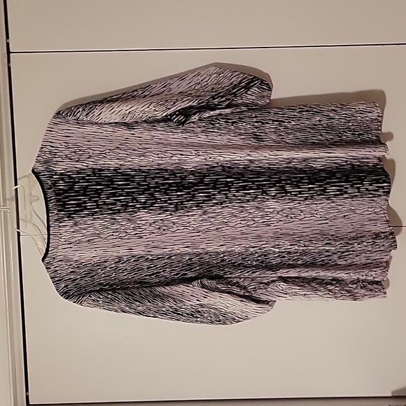 Black and white patterned blouse with black trim and buttons by Catherine's 3x - Picture 6 of 6